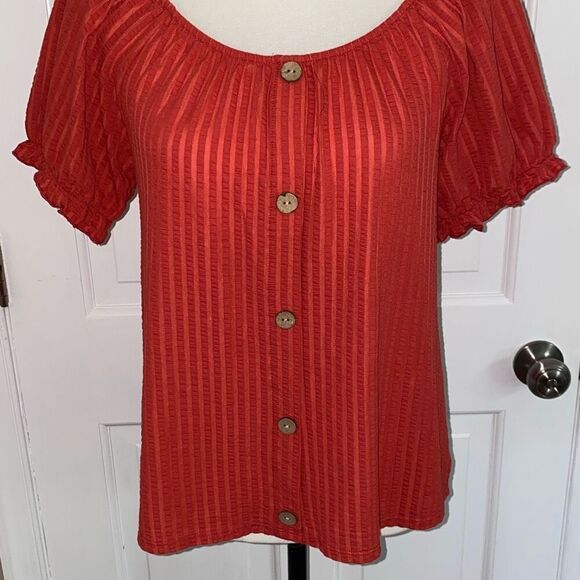 W5 short puff sleeve blouse with button detail size M - Picture 3 of 7